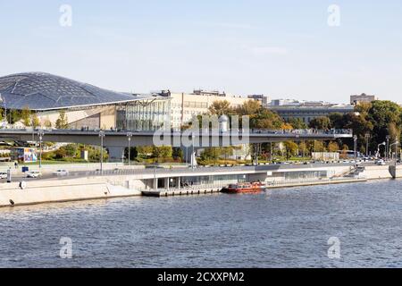 MOSCOU, RUSSIE - 27 SEPTEMBRE 2020 : vue sur le pont flottant du parc paysagiste de Zaryadye sur la jetée sur le quai de Moskvoretskaya Embankment de la rivière Moskva Fro Banque D'Images