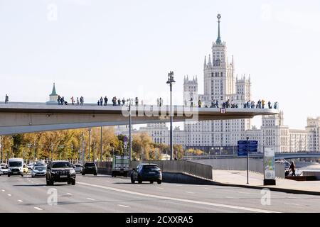 MOSCOU, RUSSIE - 27 SEPTEMBRE 2020 : vue sur l'Embankment de Moskvoretskaya et le pont flottant avec des touristes près du parc de paysage de Zaryadye et de Kotelnic Banque D'Images