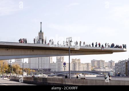 MOSCOU, RUSSIE - 27 SEPTEMBRE 2020 : Embankment et pont flottant de Moskvoretskaya avec touristes et immeuble de grande hauteur de Kotelnicheskaya Embankment Banque D'Images