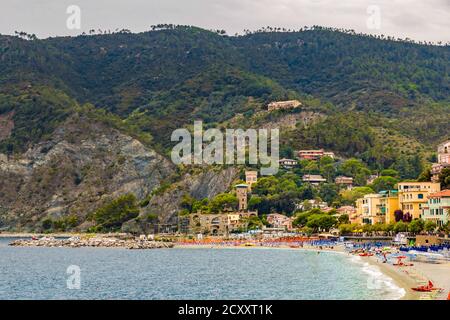 Magnifique vue panoramique sur le paysage de Fegina, la partie moderne de Monterosso al Mare avec sa plage de sable et la colline de Punta Mesco dans les Cinque Terre... Banque D'Images