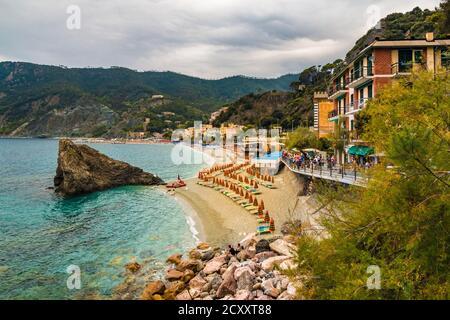 Magnifique vue panoramique sur la colline, la plage de sable et la promenade avec le célèbre rocher Scoglio di Monterosso à Fegina, la partie... Banque D'Images