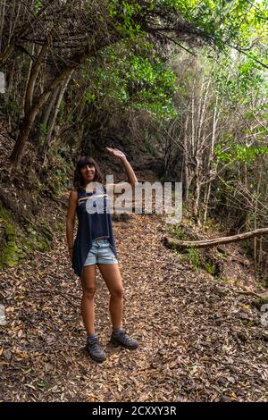 Fille marchant dans le parc naturel de Los Tinos, îles Canaries, Espagne Banque D'Images