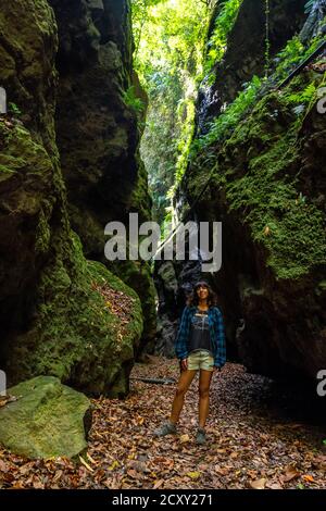 Femme marchant dans le parc naturel de Los Tinos, îles Canaries, Espagne Banque D'Images