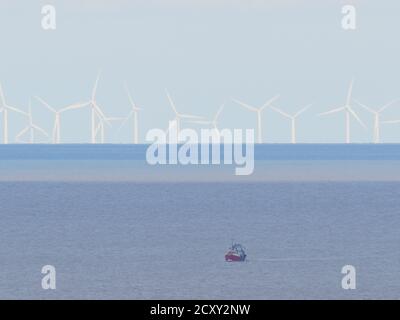 Minster on Sea, Kent, Royaume-Uni. 1er octobre 2020. Météo au Royaume-Uni : un après-midi ensoleillé à Minster sur la mer, dans le Kent. L'immense London Array Windfarm rarement vu en arrière-plan - qui est à 30 miles de distance - la courbure de la Terre faisant les lames regarder plus près de l'eau qu'elles sont en réalité. Crédit : James Bell/Alay Live News Banque D'Images