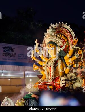 Kolkata, Bengale-Occidental, Inde, octobre 2019: Personnes ou femmes célébrant Durga Puja ou DurgotSAV. Plus grand festival religieux de l'hindouisme. Carnaval de Puja Banque D'Images