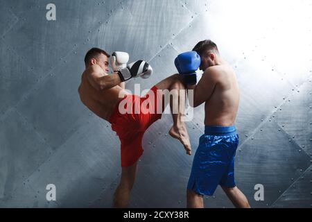 Deux boxeurs hommes combattant la boxe muay thai Banque D'Images