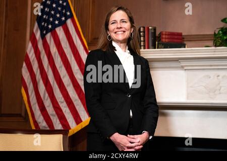 La juge Amy Coney Barrett, candidate du président américain Donald J. Trump à la Cour suprême, pose une photo avant une réunion avec le sénateur américain Steve Daines (républicain du Montana), au Capitole de Washington DC le 1er octobre 2020.Credit: Anna Moneymaker/Pool via CNP/MediaPunch Banque D'Images