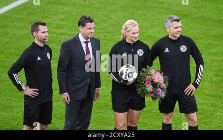 Allianz Arena Munich Allemagne 30.09.20, football: German SUPERCUP FINALE 2020/2021, FC Bayern Muenchen (FCB, rouge) vs Borussia Dortmund (BVB, jaune) 3:2 — arbitre Bibiana Steinhaus avec des fleurs pour honorer sa carrière lors de son dernier match. De gauche à droite : Arbitre adjoint Marcel Unger , président de la Ligue DFL Christian Seifert , arbitre adjoint Thomas Stein Foto: Markus Ulmer/Pressefoto Ulmer/Pool/via Kolvenbach les règlements DFL interdisent toute utilisation de photographies comme séquences d'images et/ou quasi-vidéo. Banque D'Images