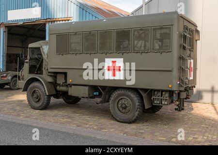 Vert Néerlandais Croix rouge camion militaire stationné devant un garage Banque D'Images