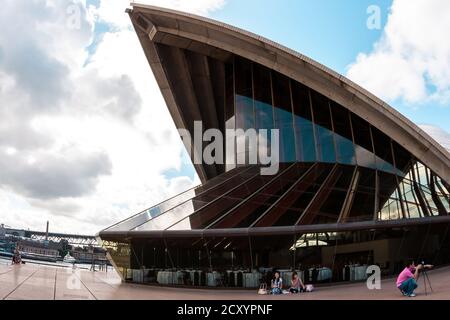 Sydney, Australie - 12 janvier 2009 : personnes assises près de l'Opéra de Sydney, en Australie. Banque D'Images