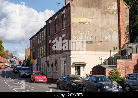 Cette maison à Ashbourne était l'ancien hôtel de chemin de fer comme on peut le voir par les "panneaux fantômes" sur le mur, Station Street, Ashbourne, Derbyshire Banque D'Images