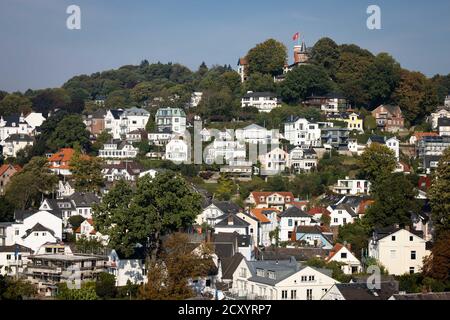 Hambourg, Allemagne. 1er octobre 2020. Villas et maisons de ville se trouvent sur le Süllberg, dans le quartier des escaliers de Blankenese sur l'Elbe. Credit: Christian Charisius/dpa/Alay Live News Banque D'Images