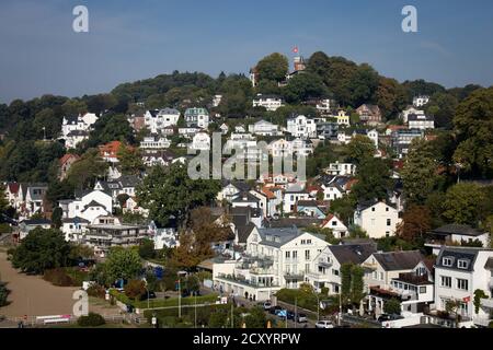 Hambourg, Allemagne. 1er octobre 2020. Villas et maisons de ville se trouvent sur le Süllberg, dans le quartier des escaliers de Blankenese sur l'Elbe. Credit: Christian Charisius/dpa/Alay Live News Banque D'Images