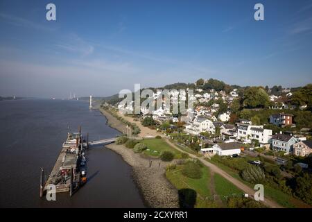 Hambourg, Allemagne. 1er octobre 2020. Villas et maisons de ville se trouvent sur le Süllberg, dans le quartier des escaliers de Blankenese sur l'Elbe. Credit: Christian Charisius/dpa/Alay Live News Banque D'Images