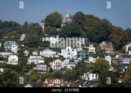 Hambourg, Allemagne. 1er octobre 2020. Villas et maisons de ville se trouvent sur le Süllberg, dans le quartier des escaliers de Blankenese sur l'Elbe. Credit: Christian Charisius/dpa/Alay Live News Banque D'Images