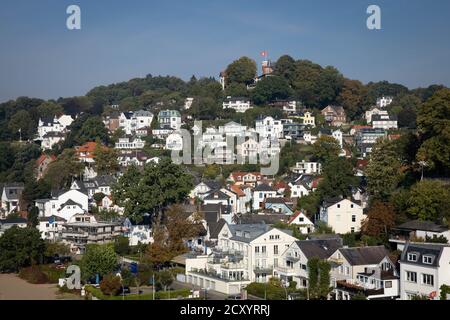 Hambourg, Allemagne. 1er octobre 2020. Villas et maisons de ville se trouvent sur le Süllberg, dans le quartier des escaliers de Blankenese sur l'Elbe. Credit: Christian Charisius/dpa/Alay Live News Banque D'Images