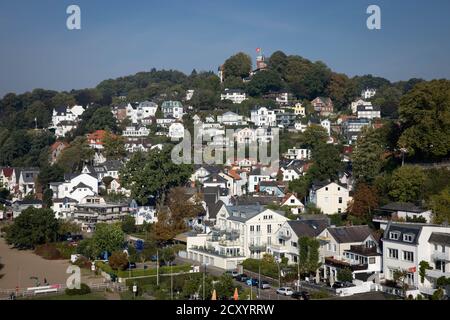 Hambourg, Allemagne. 1er octobre 2020. Villas et maisons de ville se trouvent sur le Süllberg, dans le quartier des escaliers de Blankenese sur l'Elbe. Credit: Christian Charisius/dpa/Alay Live News Banque D'Images