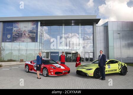 Towcester, Northamptonshire, Royaume-Uni. 1er octobre 2020. Greg Smith, député de Buckingham, et Amanda Milling, co-présidente du parti conservateur, ont visité aujourd'hui le musée Silverstone Experience du circuit Silverstone pour rencontrer Stuart Pringle, directeur général du circuit Silverstone et Sally Reynolds, directrice générale de Silverstone Experience. Photo de gauche à droite - Amanda Milling, Stuart Pringle, Sally Reynolds et Greg Smith Credit Jakob Ebrey / Alamy Live News Banque D'Images