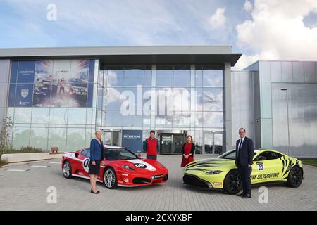 Towcester, Northamptonshire, Royaume-Uni. 1er octobre 2020. Greg Smith, député de Buckingham, et Amanda Milling, co-présidente du parti conservateur, ont visité aujourd'hui le musée Silverstone Experience du circuit Silverstone pour rencontrer Stuart Pringle, directeur général du circuit Silverstone et Sally Reynolds, directrice générale de Silverstone Experience. Photo de gauche à droite - Amanda Milling, Stuart Pringle, Sally Reynolds et Greg Smith Credit Jakob Ebrey / Alamy Live News Banque D'Images