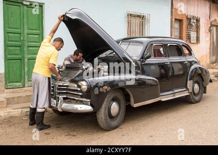 Trinidad, Cuba, 27 novembre 2017 - Black 1950 s Class America Ford avec capot en place, en cours de travail. La voiture est également dotée de bosselure visible. Banque D'Images