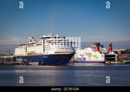 Kiel, Allemagne. 29 septembre 2020. Le ferry norvégien Color Magic (l) exploité par Color Line Cruises est amarré au terminal Color Line, tandis que le Stena Scandinavica exploité par la compagnie maritime suédoise Stena Line est amarré au terminal Schwedenkai. Credit: Christian Charisius/dpa/Alay Live News Banque D'Images