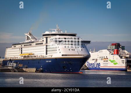 Kiel, Allemagne. 29 septembre 2020. Le ferry norvégien Color Magic (l) exploité par Color Line Cruises est amarré au terminal Color Line, tandis que le Stena Scandinavica exploité par la compagnie maritime suédoise Stena Line est amarré au terminal Schwedenkai. Credit: Christian Charisius/dpa/Alay Live News Banque D'Images