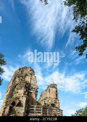 Des nuages blancs et un ciel bleu au-dessus de la Kings Tower Au château de Knaresborough North Yorkshire England Banque D'Images