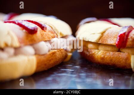 Gâteau Epiphany, gâteau Kings, Rosca de reyes sur verre Banque D'Images