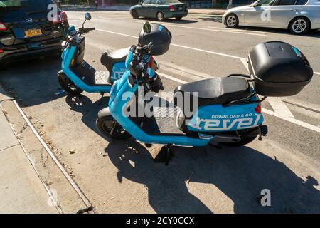 Les cyclomoteurs électriques de la compagnie de partage de cyclomoteurs Revel garés dans le quartier de Chelsea à New York le vendredi 18 septembre 2020. Revel a rendu ses scooters dans la rue après avoir émis une série de protocoles de sécurité que les cavaliers doivent respecter. (© Richard B. Levine) Banque D'Images