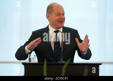 Mayence, Allemagne. 1er octobre 2020. Le ministre fédéral des Finances OLAF Scholz (SPD) assiste à la présentation d'un timbre commémorant le 100e anniversaire de Fritz Walter. Avec Fritz Walter comme capitaine, l'équipe nationale allemande de football a remporté la coupe du monde 1954. Crédit : Thomas Frey/dpa/Alay Live News Banque D'Images