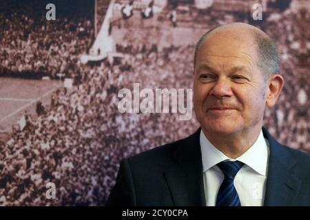 Mayence, Allemagne. 1er octobre 2020. Le ministre fédéral des Finances OLAF Scholz (SPD) assiste à la présentation d'un timbre commémorant le 100e anniversaire de Fritz Walter. Avec Fritz Walter comme capitaine, l'équipe nationale allemande de football a remporté la coupe du monde 1954. Crédit : Thomas Frey/dpa/Alay Live News Banque D'Images