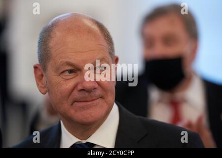 Mayence, Allemagne. 1er octobre 2020. Le ministre fédéral des Finances OLAF Scholz (SPD) assiste à la présentation d'un timbre commémorant le 100e anniversaire de Fritz Walter. Avec Fritz Walter comme capitaine, l'équipe nationale allemande de football a remporté la coupe du monde 1954. Crédit : Thomas Frey/dpa/Alay Live News Banque D'Images