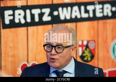 Mayence, Allemagne. 1er octobre 2020. Le président du DFB, Fritz Keller, assiste à la présentation d'un timbre pour marquer le 100e anniversaire de Fritz Walter. Avec Fritz Walter comme capitaine, l'équipe nationale allemande de football a remporté la coupe du monde 1954. Crédit : Thomas Frey/dpa/Alay Live News Banque D'Images