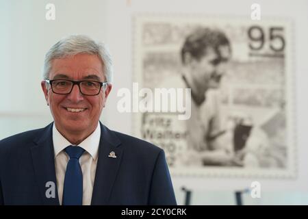 Mayence, Allemagne. 1er octobre 2020. Roger Lewentz (SPD), ministre de l'intérieur de la Rhénanie-Palatinat, assistera à la présentation d'un timbre commémorant le 100e anniversaire de Fritz Walter. Avec Fritz Walter comme capitaine, l'équipe nationale allemande de football a remporté la coupe du monde 1954. Crédit : Thomas Frey/dpa/Alay Live News Banque D'Images