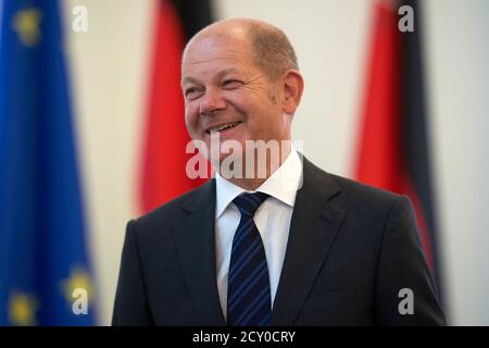 Mayence, Allemagne. 1er octobre 2020. Le ministre fédéral des Finances OLAF Scholz (SPD) assiste à la présentation d'un timbre commémorant le 100e anniversaire de Fritz Walter. Avec Fritz Walter comme capitaine, l'équipe nationale allemande de football a remporté la coupe du monde 1954. Crédit : Thomas Frey/dpa/Alay Live News Banque D'Images