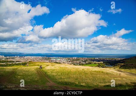 Paysage avec mer de ville et nuages dans le ciel de côte Banque D'Images