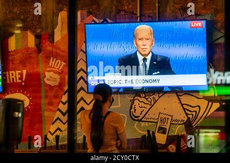 Une télévision dans un restaurant Taco Bell Cantina à Chelsea à New York le mardi 29 septembre 2020 montre le premier débat présidentiel en direct entre le Presc. Donald Trump et le sénateur et candidat démocrate Joe Biden. (© Richard B. Levine) Banque D'Images