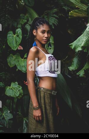 Jeune femme afro colombienne dans le jardin Banque D'Images