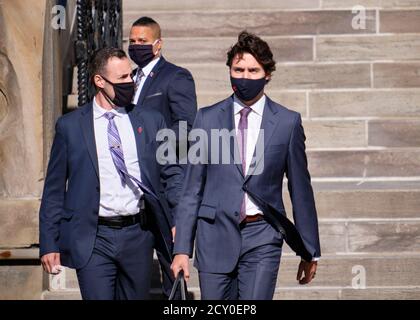 Ottawa, Canada. 1er octobre 2020. Le premier ministre canadien, Justin Trudeau, quitte le Parlement pour une conférence de presse Banque D'Images