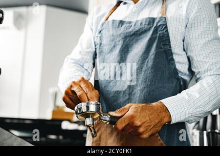 Homme méconnaissable Barista préparant du café sur une machine à café professionnelle Banque D'Images