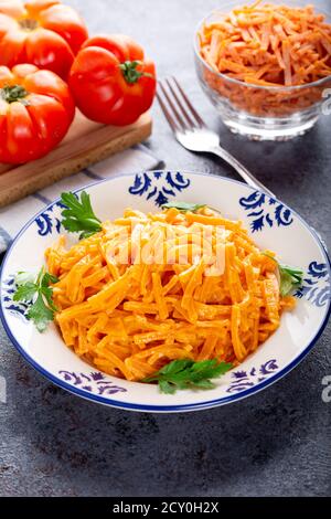 Pâtes ou nouilles de tomate traditionnelles maison de couleur rouge. Banque D'Images