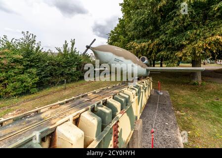 Bombe volante V-1 à l'Imperial War Museum, Duxford, Cambridge, Royaume-Uni. Réplique Fieseler Fi103 missile de croisière de la Seconde Guerre mondiale sur rampe sur écran externe Banque D'Images