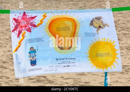 Sandbanks, Poole, Dorset Royaume-Uni. 1er octobre 2020. Parlez à la mer et au processus, qui fait partie du Festival des arts de Bournemouth by the Sea. Les membres du public peuvent participer pour réfléchir, contempler et parler à la mer de leurs sentiments en cette période difficile pendant la pandémie du coronavirus Covid-19, la mer étant un lieu contemplatif, pour méditer sur les défis et les espoirs pour l'avenir. Les messages et les scènes sont représentés sur des taies d'oreiller pour compléter l'œuvre de Luke Jerram « In Memoriam » créée à partir de plus de 100 draps. Crédit: Carolyn Jenkins/Alay Live News - taie d'oreiller Banque D'Images