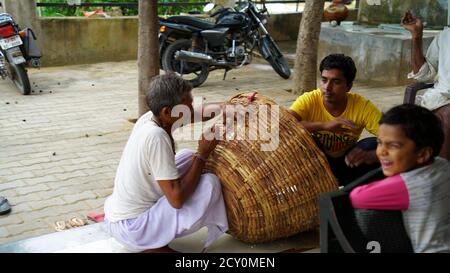 20 septembre 2020 : Reengus, Jaipur, Inde / Rajasthani vieil homme faisant un panier. Banque D'Images