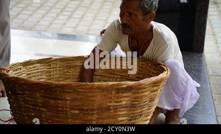 24 septembre 2020 : Reengus, Jaipur, Inde / panier rural de l'Inde fabriqué à partir de branches de mûrier. Banque D'Images