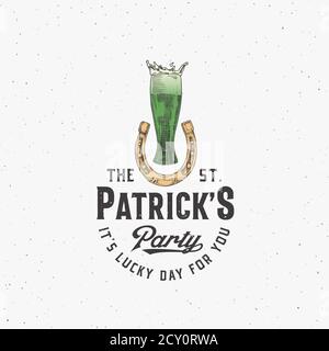 Modèle d'étiquette ou de logo de la Saint Patrick de style vintage. Bière en verre dessinée à la main dans une esquisse en fer à cheval symboles avec Typographie rétro. Texture de la merde Illustration de Vecteur