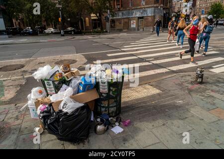 Une belle sélection de déchets provenant d'un réceptacle à ordures débordant de rue à Greenwich Village New York le dimanche 27 septembre 2020. Gov. NYS Andrew Cuomo a proposé d'envoyer la Garde nationale pour ramassage des ordures car le maire Bill de Blasio est perçu comme ignorant les préoccupations relatives à la qualité de vie, y compris l'absence de collecte des ordures. (© Richard B. Levine) Banque D'Images