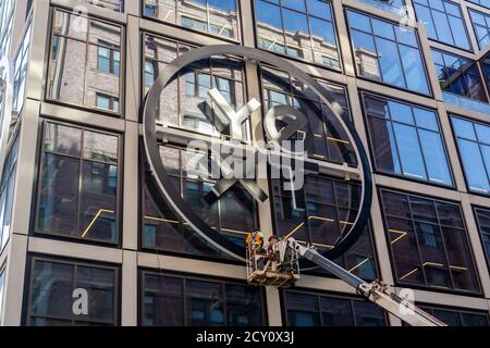 Les travailleurs ont mis la touche finale sur un logo attaché sur le côté du bâtiment qui abrite le siège de la société de technologie Yext à Chelsea, à New York, le vendredi 25 septembre 2020. Le Yext, basé à New York, fournit une technologie basée sur le cloud qui permet aux entreprises de gérer leurs offres sur divers moteurs de recherche. (© Richard B. Levine) Banque D'Images