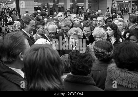 AJAXNETPHOTO.11 FÉVRIER 1977. PORTSMOUTH, ANGLETERRE. - CITY WALKABOUT - MME MARGARET THATCHER (CON), LEADER DE L'OPPOSITION, S'ENGAGE AVEC LE PUBLIC DANS LE QUARTIER COMMERCIAL DE LA ROUTE LORS D'UNE CAMPAGNE WALKABOUT. SON MARI DENIS EST SUR LA DROITE DE MME THATCHER.PHOTO:JONATHAN EASTLAND/AJAX REF:3771102 45 Banque D'Images