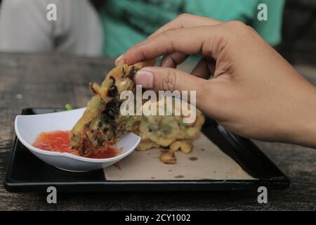 La nourriture Bakwan et la sauce Chili sont des aliments typiquement indonésiens Banque D'Images